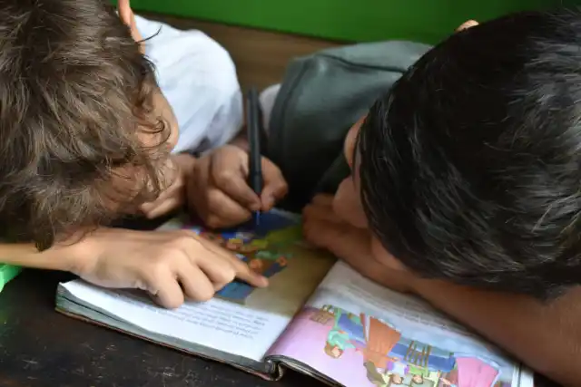 Kinder arbeiten gemeinsam mit einem Buch