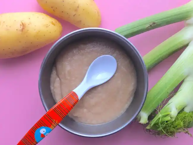 Schale mit Babybrei und Gemüse für das Angebot Kochen für Babys