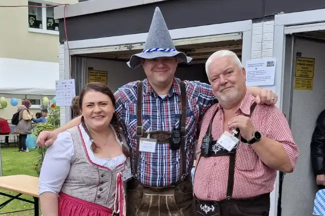 Drei Personen in Trachtenkleidung bei einer Veranstaltung im Mehrgenerationenhaus.